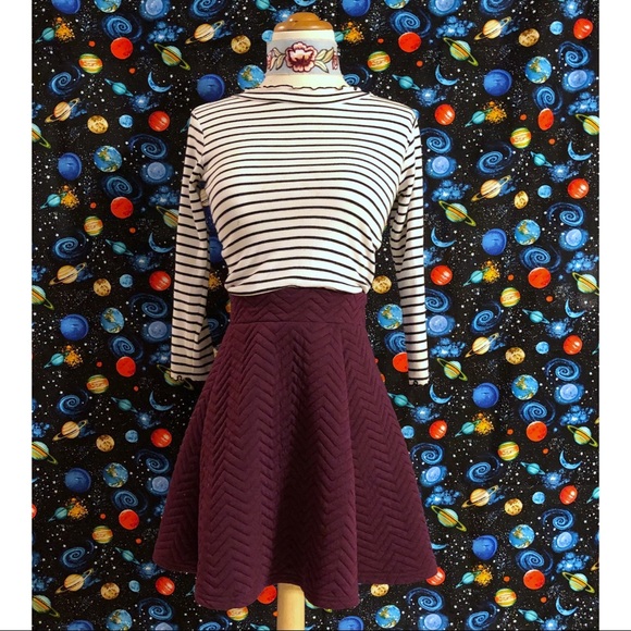 H&M Dresses & Skirts - NWOT H&M burgundy mini skirt